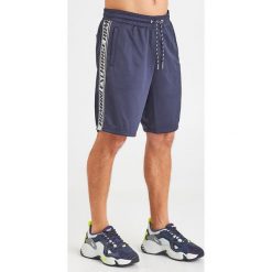 SPODENKI Armani Exchange. Spodenki i szorty męskie Armani Exchange, m, bez wzorów. W wyprzedaży za 335,20 zł.