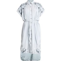 Free People CUT IT OUT MIDI Sukienka koszulowa blue. Niebieskie sukienki damskie marki Free People, bez wzorów, z wiskozy, z koszulowym kołnierzykiem, bez rękawów, midi, koszulowe. Za 709,00 zł.