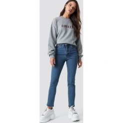 NA-KD Jeansy z wysokim stanem - Blue. Niebieskie spodnie z wysokim stanem marki NA-KD, z elastanu, z podwyższonym stanem. Za 121,95 zł.