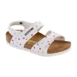 Sandały w kolorze biało-różowym ze wzorem. Białe sandały dziewczęce Birkenstock, z materiału, z otwartym noskiem, ze sprzączką. W wyprzedaży za 179,95 zł.