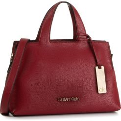 Torebka CALVIN KLEIN - Neat F19 Med Tote K60K605566 XCL. Czerwone torebki klasyczne damskie Calvin Klein, bez wzorów, ze skóry ekologicznej, klasyczne, bez dodatków. Za 699,00 zł.