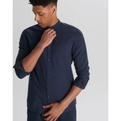Gładka koszula typu collar band - Granatowy. Niebieskie koszule męskie Cropp, s, bez wzorów, bez kołnierzyka, bez rękawów. Za 79,99 zł.