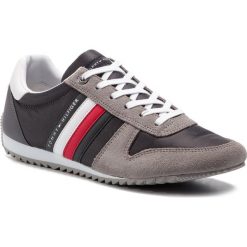 Sneakersy TOMMY HILFIGER - Essential Nylon Runner FM0FM02024 Magnet 008. Szare sneakersy męskie TOMMY HILFIGER, na co dzień, bez wzorów, z zamszu, eleganckie, bez zapięcia. W wyprzedaży za 289,00 zł.