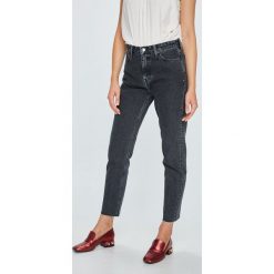 Tommy Jeans - Jeansy Izzy. Czarne rurki damskie Tommy Jeans, z podwyższonym stanem. W wyprzedaży za 319,90 zł.