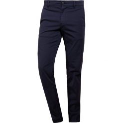 Chinosy męskie: BOSS CASUAL Chinosy dark blue