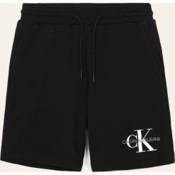 Calvin Klein Jeans - Szorty dziecięce 116-176 cm. Czarne spodenki chłopięce z nadrukiem, z bawełny, sportowe. Za 249,90 zł.