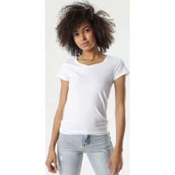 Biały T-shirt Nysalphia. Białe bluzki damskie Born2be, s, bez wzorów, z dzianiny, z dekoltem w serek, z krótkim rękawem. Za 29,99 zł.