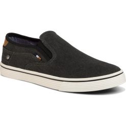 Tenisówki WRANGLER - Odyssey Slip On WM01041A Black 062. Czarne półbuty męskie Wrangler, na co dzień, bez wzorów, z gumy, bez zapięcia. W wyprzedaży za 169,00 zł.