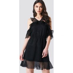 Linn Ahlborg x NA-KD Sukienka z podwójną falbaną - Black. Czarne sukienki damskie Linn Ahlborg x NA-KD, bez wzorów, z poliesteru, z podwójnym kołnierzykiem, bez rękawów, mini. W wyprzedaży za 80,97 zł.