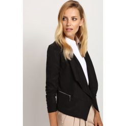Żakiet damski. Szare żakiety damskie Top Secret, bez wzorów, z dzianiny. W wyprzedaży za 59,99 zł.