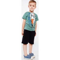 T-shirt chłopięcy z aplikacją zielony NDZ4463. Zielone t-shirty chłopięce Fasardi, z aplikacjami, bez rękawów. Za 39,00 zł.