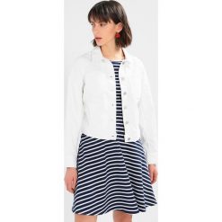 Banana Republic STAY CLASSIC JACKET Kurtka jeansowa white denim. Białe żakiety damskie Banana Republic, m, bez wzorów, z elastanu. Za 379,00 zł.