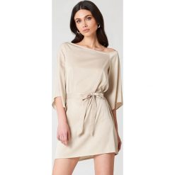 Sukienki: Hannalicious x NA-KD Sukienka na jedno ramię z wiązaniem – Beige,Gold
