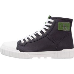 Calvin Klein Jeans BINX Sneakersy wysokie indigo. Niebieskie sneakersy męskie Calvin Klein Jeans, bez zapięcia. W wyprzedaży za 455,20 zł.