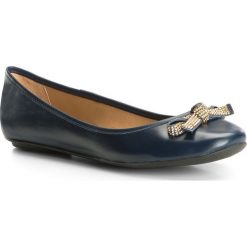 Buty damskie. Czarne baleriny damskie Wittchen, bez wzorów, ze skóry, klasyczne, bez obcasa. W wyprzedaży za 199,90 zł.