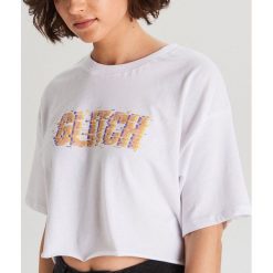 Krótka koszulka oversize - Biały. Białe koszulki damskie Cropp, xs. W wyprzedaży za 9,99 zł.