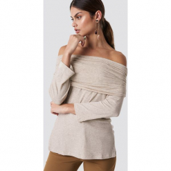 NA-KD Sweter z lekkiej dzianiny z odkrytymi ramionami - Beige. Brązowe swetry oversize damskie NA-KD, z dzianiny. Za 52,95 zł.