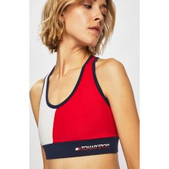 Tommy Sport - Biustonosz. Czerwone biustonosze sportowe damskie Tommy Sport, s, bez wzorów, z elastanu. W wyprzedaży za 89,90 zł.