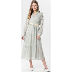 Miętowa Sukienka Stacy. Zielone sukienki damskie Born2be, s, bez wzorów, bez kołnierzyka, bez rękawów, maxi. W wyprzedaży za 109,99 zł.