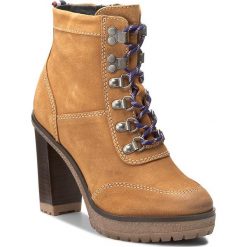Botki TOMMY HILFIGER - DENIM Cleo 14B FW0FW01745 Spruce Yellow 706. Czarne botki damskie lity marki Kazar, ze skóry, na wysokim obcasie, ze sprzączką. W wyprzedaży za 399,00 zł.