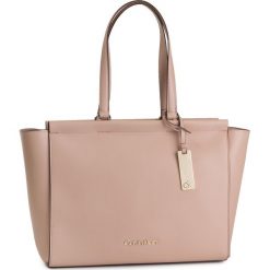 Torebka CALVIN KLEIN - Enfold Shopper K60K605622 TBP. Różowe torby damskie na zakupy Calvin Klein, z aplikacjami, ze skóry ekologicznej, klasyczne, zdobione, bez dodatków. W wyprzedaży za 449,00 zł.