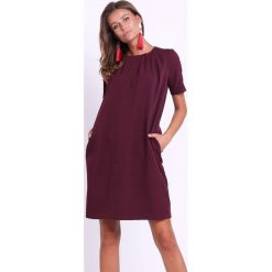 Sukienka w kolorze bordowym. Czerwone sukienki damskie Jesienny butik, na co dzień, xs, bez wzorów, z okrągłym kołnierzem, bez rękawów, mini, proste. W wyprzedaży za 117,95 zł.