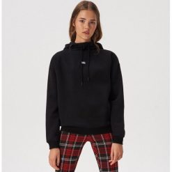 Bluza z mininapisem - Czarny. Czarne bluzy damskie Sinsay, xl, bez wzorów, bez rękawów, bez kaptura. Za 49,99 zł.