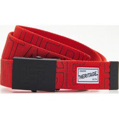 Materiałowy pasek z nadrukiem - Czerwony. Czerwone paski męskie Cropp, w paski, z tkaniny. Za 29,99 zł.