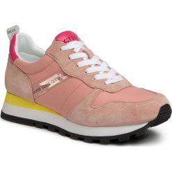 Sneakersy GUESS - Ariel FL6ARI FAB12 PINK. Różowe półbuty damskie Guess, na co dzień, z aplikacjami, z zamszu, bez obcasa, bez zapięcia. W wyprzedaży za 299,00 zł.