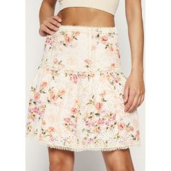 Spódnica trapezowa Guess Nina W0GD30 WCU10. Spódniczki damskie Guess, s, z aplikacjami, z bawełny, mini, trapezowe. W wyprzedaży za 439,00 zł.