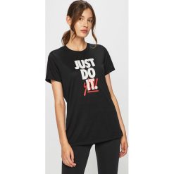 Nike - T-shirt. Czarne topy damskie Nike, s, z nadrukiem, z poliesteru, z okrągłym kołnierzem. Za 99,90 zł.