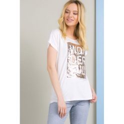 Bluzka z napisem z cekinów. Szare bluzki damskie marki Monnari, z aplikacjami, z wiskozy, rockowe, z dekoltem na plecach, z krótkim rękawem. Za 69,50 zł.