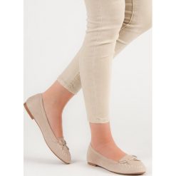 JASNOBEŻOWE MOKASYNY Z KOKARDKĄ. Szare mokasyny damskie SMALL SWAN, bez wzorów, bez obcasa, bez zapięcia. Za 52,90 zł.