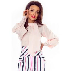 CARMEN ELEGANCKA BLUZKA Z WIĄZANIEM PRZY DEKOLCIE I ORYGINALNYMI RĘKAWAMI Rożowy. Różowe bluzki damskie Bergamo, s, bez wzorów, z elastanu, eleganckie, bez kołnierzyka, bez rękawów. Za 139,00 zł.