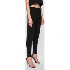 Guess Jeans - Spodnie. Czarne spodnie damskie Guess Jeans, s, z aplikacjami, z elastanu, casualowe. W wyprzedaży za 269,90 zł.