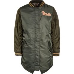 Scotch R'Belle LONGER LENGTH WITH BACK EMBROIDERY Kurtka Bomber army. Zielone kurtki chłopięce marki Scotch R'Belle, z materiału. W wyprzedaży za 367,20 zł.