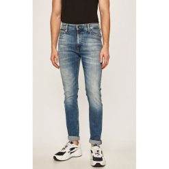Tommy Jeans - Jeansy Simon. Niebieskie jeansy męskie Tommy Jeans, z aplikacjami. Za 449,90 zł.
