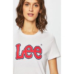 Lee - Top. Białe bluzki damskie marki Lee, s, z nadrukiem, z bawełny, casualowe, z okrągłym kołnierzem, z krótkim rękawem. Za 89,90 zł.
