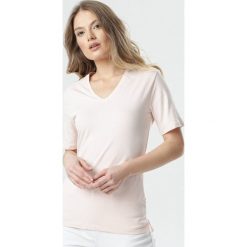 Jasnoróżowy T-shirt Sada. Różowe bluzki damskie Born2be, na imprezę, s, z aplikacjami, z dzianiny, bez kołnierzyka, bez rękawów. Za 54,99 zł.
