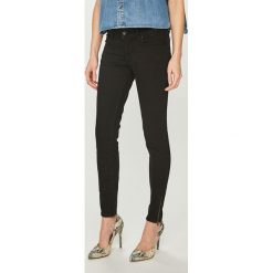 Guess Jeans - Jeansy Marilyn. Czarne rurki damskie Guess Jeans, m, z aplikacjami, z elastanu, z obniżonym stanem. W wyprzedaży za 239,90 zł.