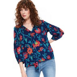 Casualowa bluzka w kwiaty. Niebieskie bluzki damskie Top Secret, m, w kwiaty, z tkaniny, z dekoltem w serek, z krótkim rękawem. W wyprzedaży za 29,99 zł.
