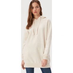 Długa bluza z kapturem - Kremowy. Białe bluzy damskie Sinsay, s, bez wzorów, z długim rękawem, długie, z kapturem. Za 59,99 zł.
