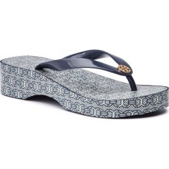 Japonki TORY BURCH - Cut-Out Wedge Flip Flop 56485 Tory Navy/Navy Gemini Link Jacquard 400. Niebieskie klapki damskie Tory Burch, bez wzorów, z tworzywa sztucznego, bez obcasa, na obcasie. W wyprzedaży za 269,00 zł.