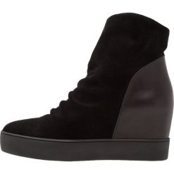 Shoe The Bear TRISH Botki na koturnie black. Czarne botki damskie lity marki Shoe The Bear, z materiału. Za 679,00 zł.