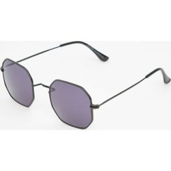 Ośmiokątne czarne okulary przeciwsłoneczne. Czarne okulary przeciwsłoneczne męskie wayfarery marki Pull&Bear. Za 49,90 zł.