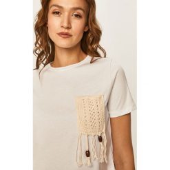 Answear - T-shirt. Białe bluzki damskie ANSWEAR, s, z aplikacjami, z bawełny, casualowe, z okrągłym kołnierzem, z krótkim rękawem. W wyprzedaży za 49,90 zł.