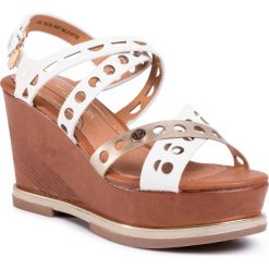Sandały WRANGLER - Toledo Jeanies WL01570A Off White 098. Białe klapki damskie Wrangler, bez wzorów, ze skóry ekologicznej, bez obcasa, na obcasie. W wyprzedaży za 179,00 zł.