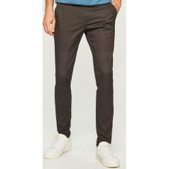 Spodnie chino slim fit - Szary. Szare chinosy męskie marki Reserved, m. Za 99,99 zł.