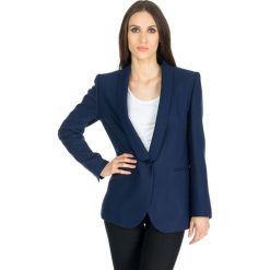Żakiet w kolorze granatowym. Niebieskie żakiety damskie Deni Cler, bez wzorów, z denimu. W wyprzedaży za 549,95 zł.
