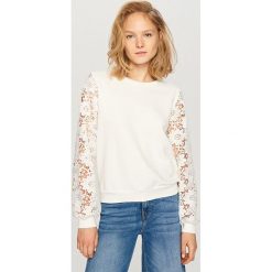 Bluzy damskie: Bluza z koronkowymi rękawami – Kremowy